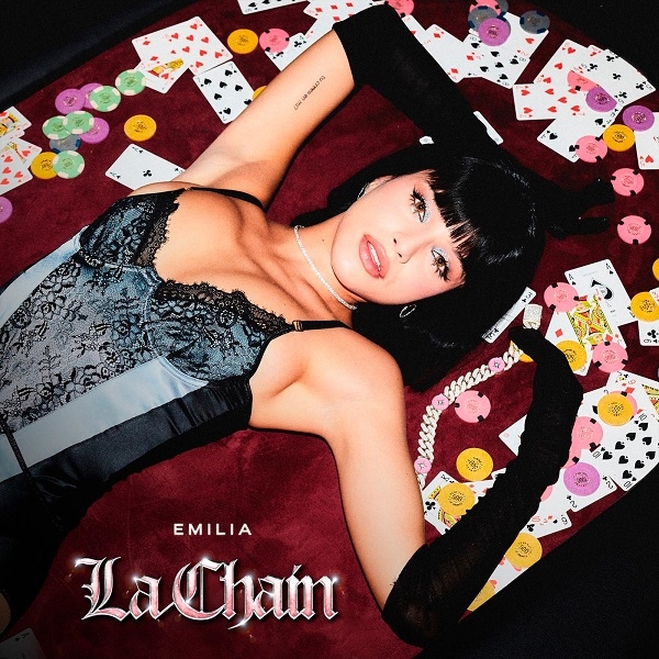 EMILIA presenta "La Chain", agregándole un toque latino a Independent Women de Destiny's Child