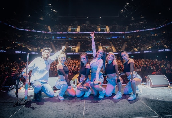 Agos Nisi brilló en el escenario del Movistar Arena como opening de Mau y Ricky